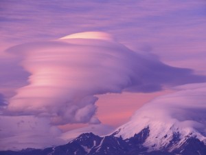 Postal: Nube lenticular sobre la montaña