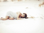 Chica tumbada en la arena
