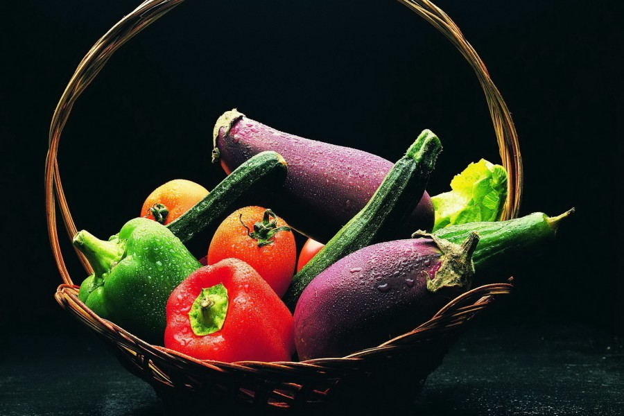 Verduras frescas en una cesta