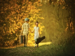 Postal: Niños paseando por el campo