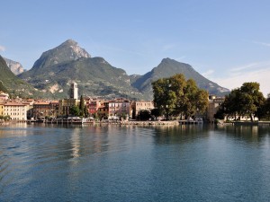 Población frente al lago de Garda (Italia)