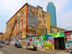 Calle llena de graffitis