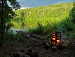 Fuego de campamento a orillas del lago