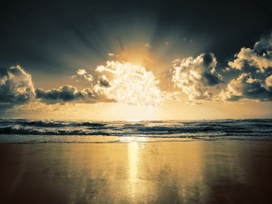 Sol reflejado en la orilla del mar