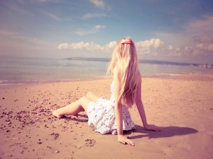 Chica sentada en la playa