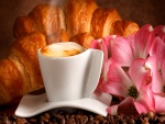 Cappuccino y ricos croissant