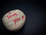 "Te amo" escrito en una piedra