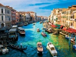 Embarcaciones en el canal de Venecia