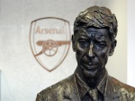 Estatua de Arsene Wenger entrenador del Arsenal F.C.