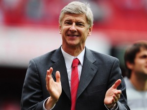 El entrenador Arsene Wenger aplaudiendo (Arsenal F.C.)