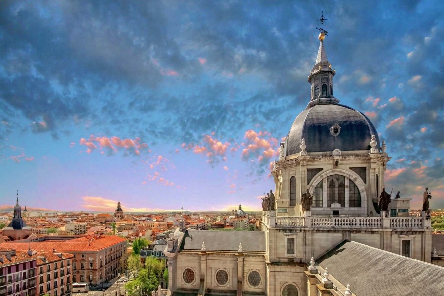 Vista de la Catedral de la Almudena (Madrid, España)