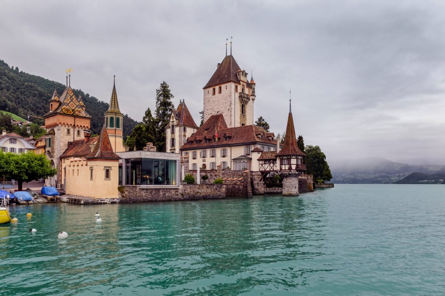 Castillo Oberhofen a orilllas del lago Thun (Suiza)