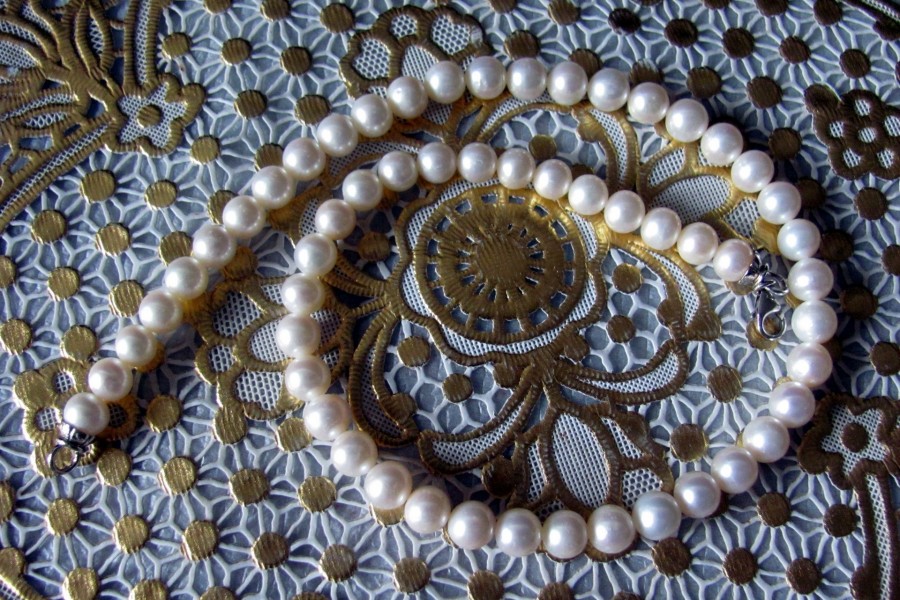 Vistosa y elegante joya con perlas