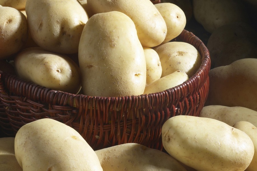 Patatas en una cesta