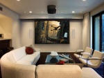 Moderna sala de estar con una gran pantalla
