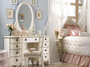 Agradable y delicada habitación de una niña
