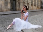 Bailarina tomando café en la calle