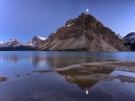La luna se refleja en las aguas del lago