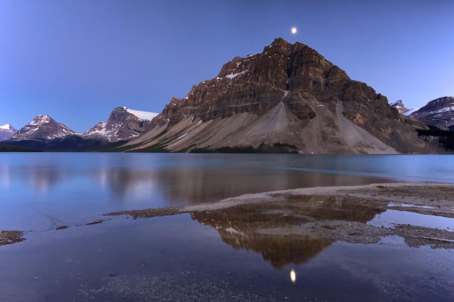 La luna se refleja en las aguas del lago
