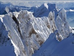 Cumbres montañosas cubiertas de nieve