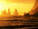Mar y rocas iluminadas por los rayos del sol
