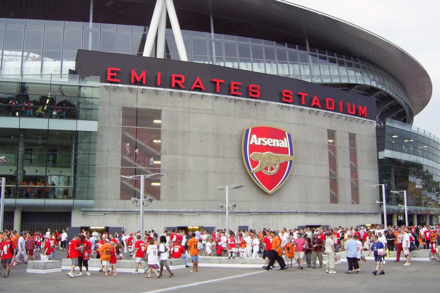 Aficionados a las afueras del Arsenal Emirates Stadium