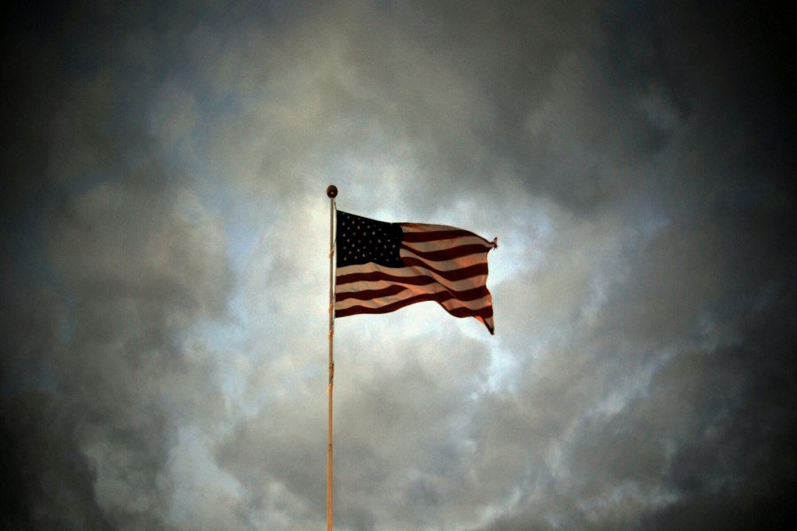 Bandera americana en un cielo nuboso