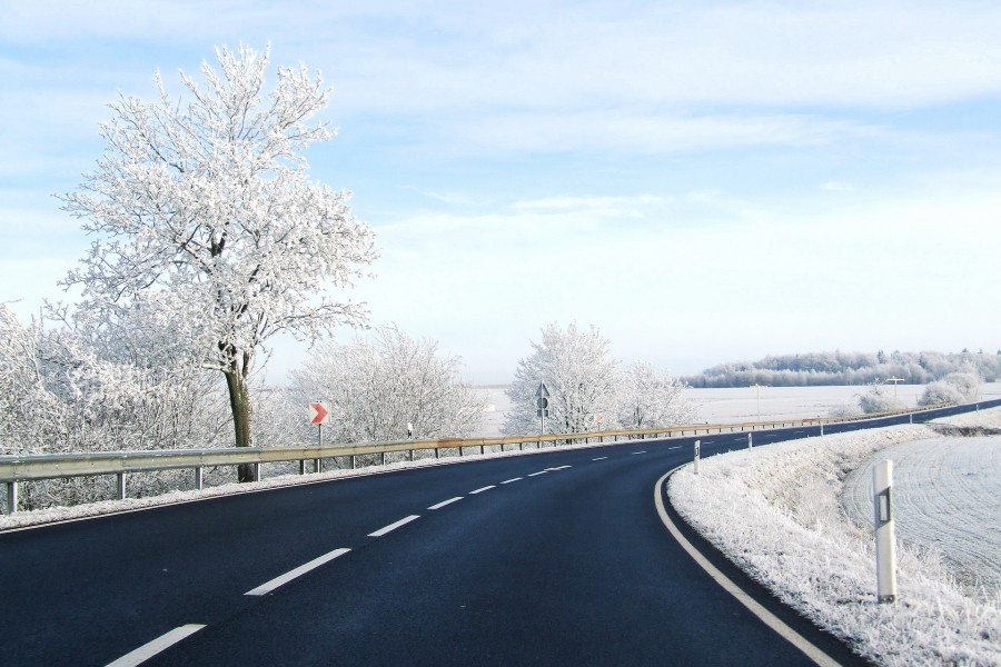 Nieve a ambos lados de la carretera
