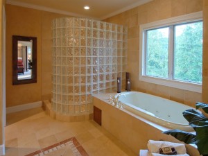 Baño con bañera y ducha de cristal
