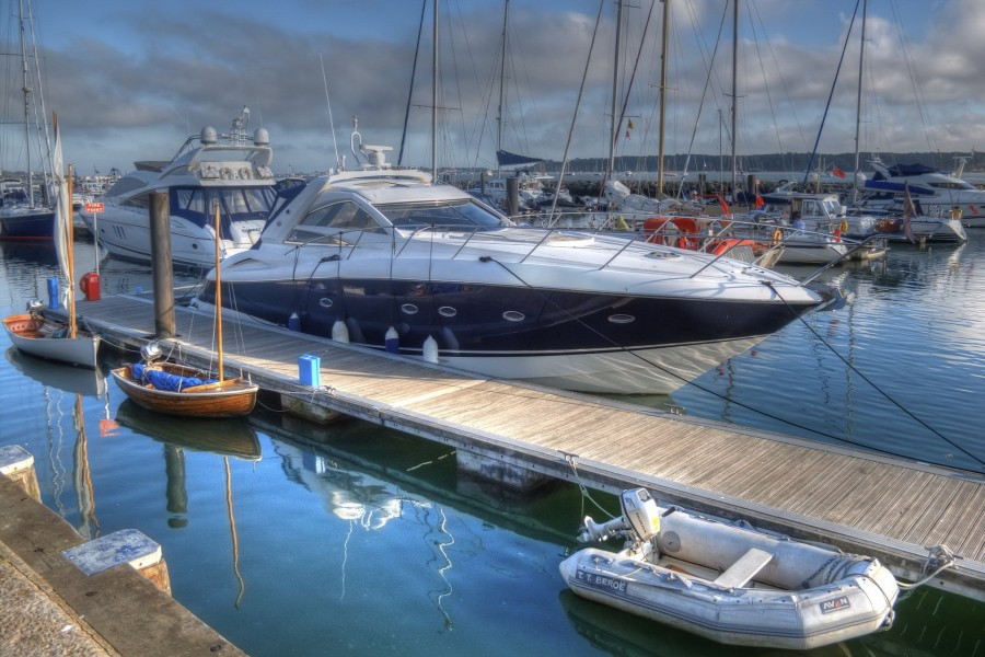 Yates anclados en el muelle