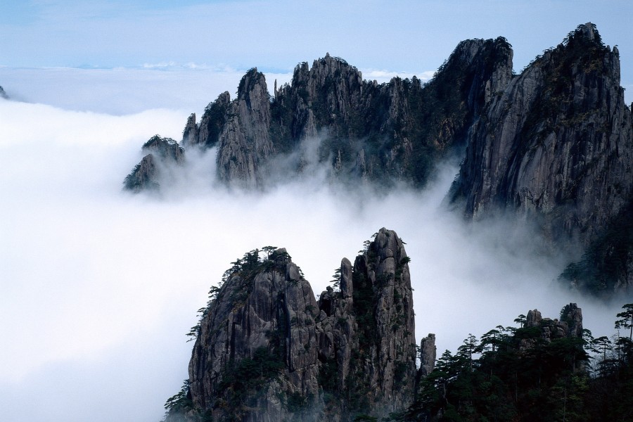 Niebla entre las montañas