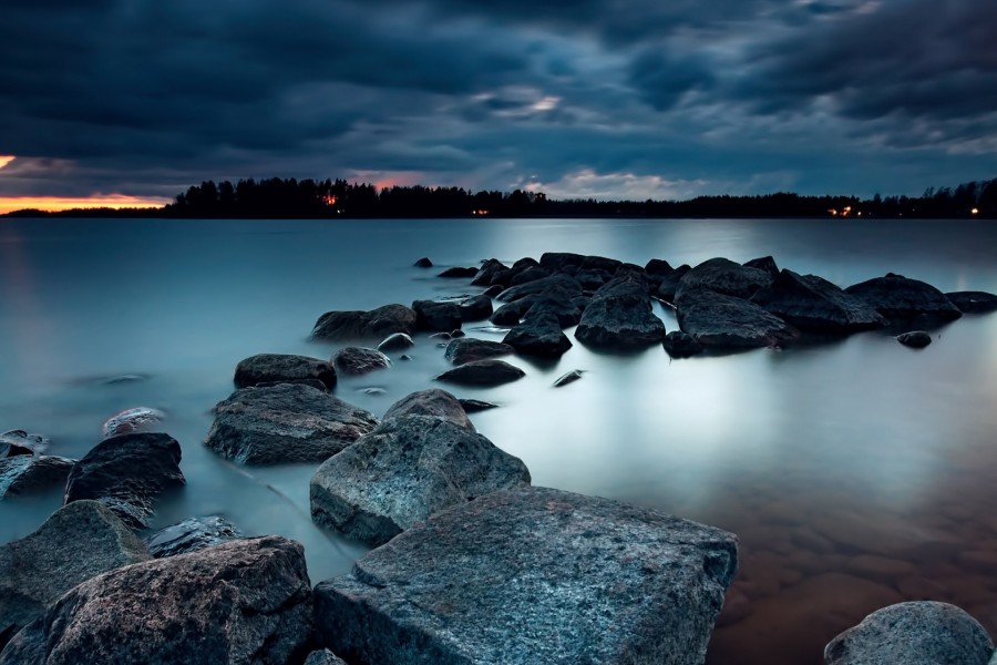 Calma en el lago al amanecer