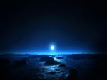 La luna ilumina el mar