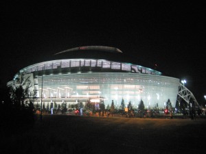 Estadio de los Dallas Cowboys iluminado