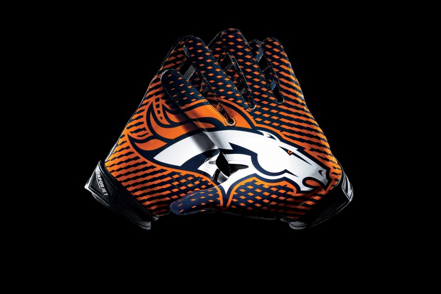 Guantes con el logo de los Denver Broncos