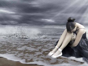 Bailarina triste a orillas del mar