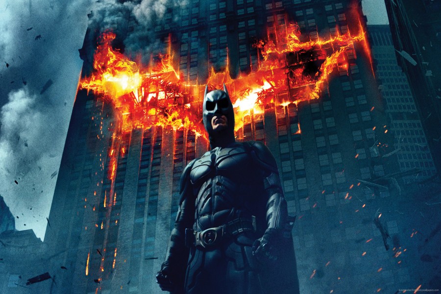 Batman junto a un edificio en llamas