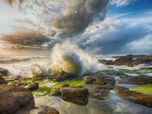 Las olas del mar rompiendo sobre las rocas
