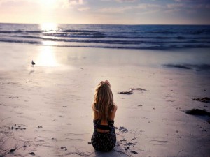 Mujer contemplando el mar
