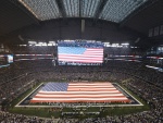 Gran bandera americana en el estadio de los Dallas Cowboys