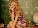 Taylor Swift junto a la pizarra de la escuela
