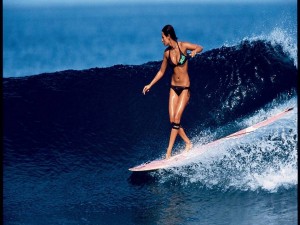 Chica sobre la tabla de surf
