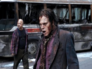 Dos zombies junto al autobús (The Walking Dead)