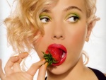 Scarlett Johansson comiendo una fresa