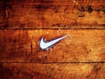 Logo de Nike sobre la madera