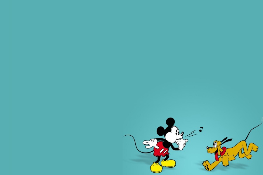 Mickey Mouse silbando a Pluto