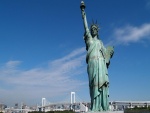 La Estatua de la Libertad bajo el cielo de Nueva York