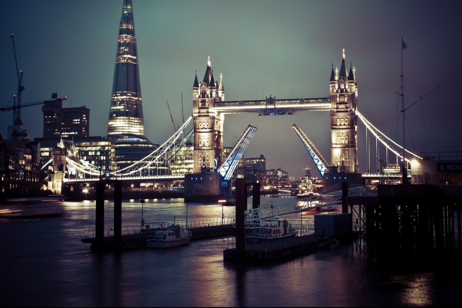 Vista nocturna del Puente de la Torre (Londres)