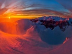 Puesta de sol sobre las montañas nevadas