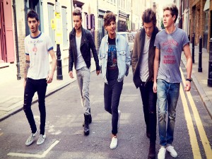 Los chicos de One Direction caminando por una calle